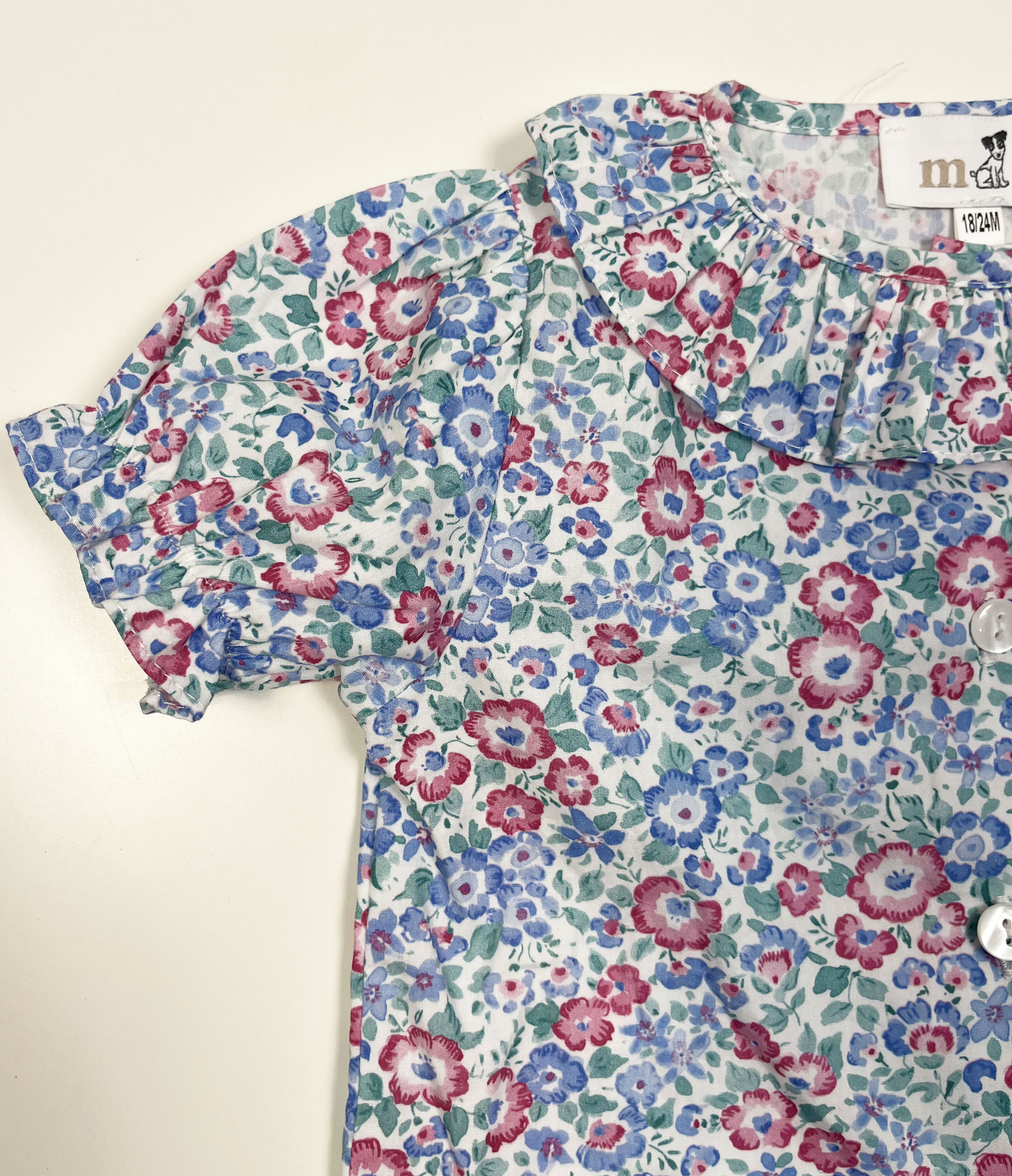 blusa batista volante hojas rosas