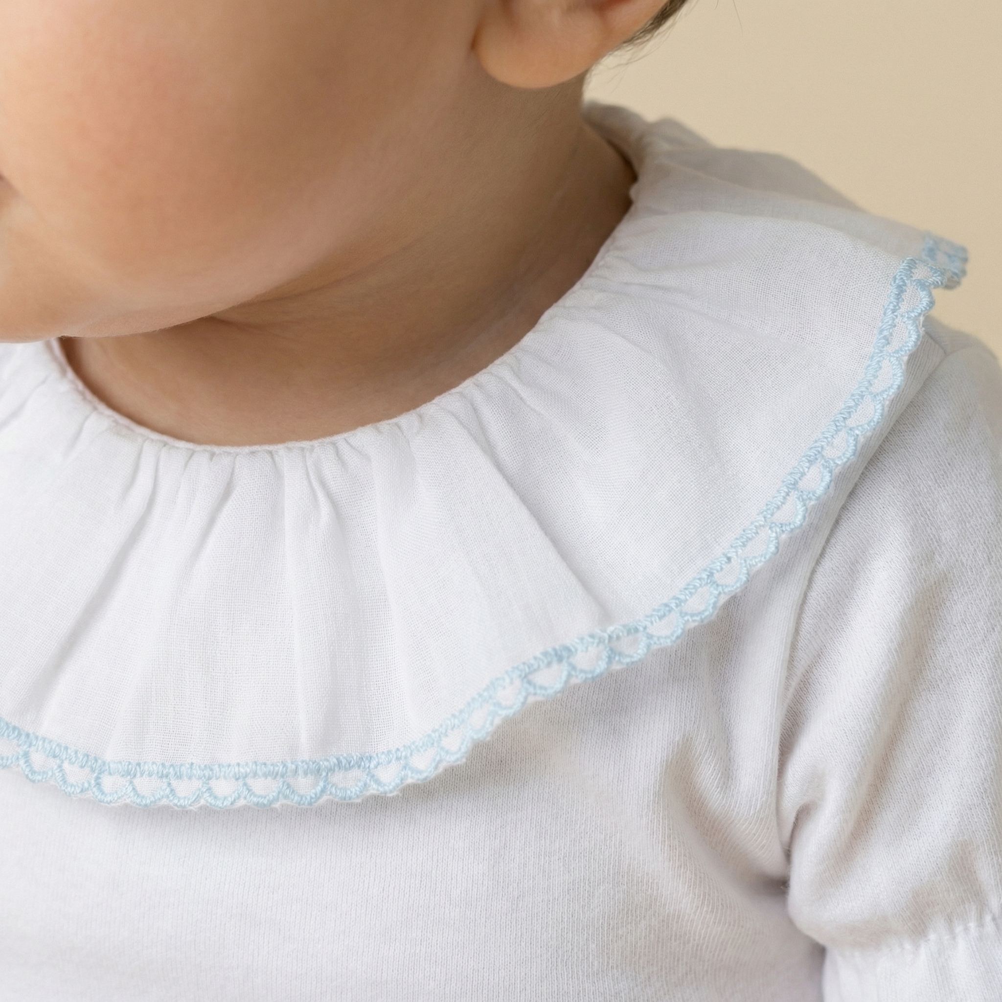 body corto puntilla azul detalle