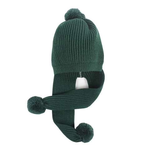 gorro de punto verde botella con bufanda y pompom